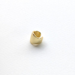 Earcuff cover gold en C liso perspectiva 1