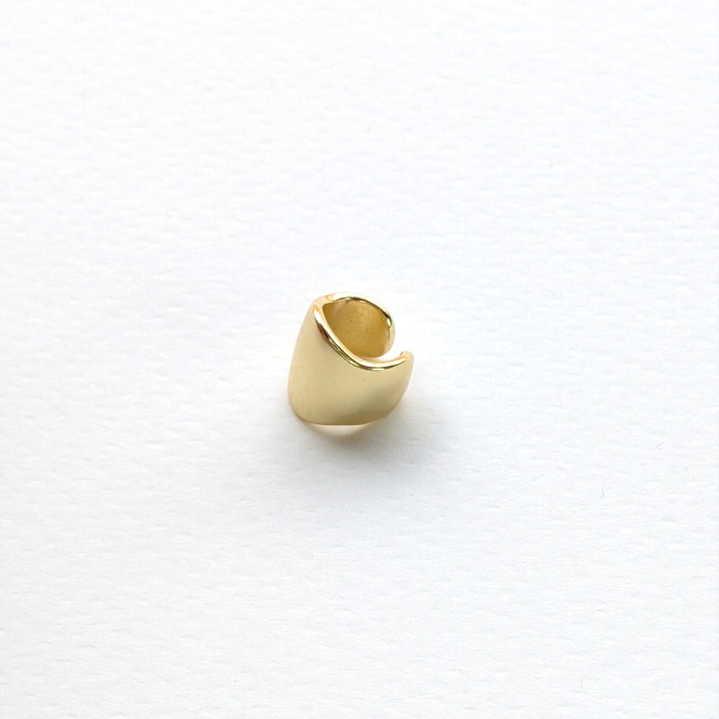 Earcuff cover gold en C liso perspectiva 1 Earcuff cover gold en C liso perspectiva 1