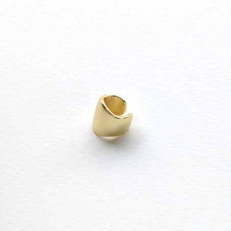 Earcuff cover gold en C liso perspectiva 1