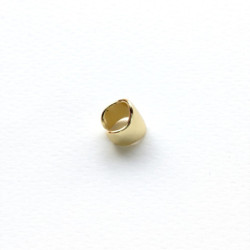 Earcuff cover gold en C liso perspectiva 2