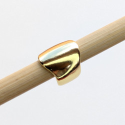 Earcuff cover gold en C liso perspectiva 3
