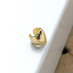 Earcuff cover gold en C liso perspectiva 4