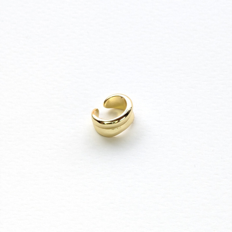 Earcuff cover gold en C biselado perspectiva 1 Earcuff cover gold en C biselado perspectiva 1