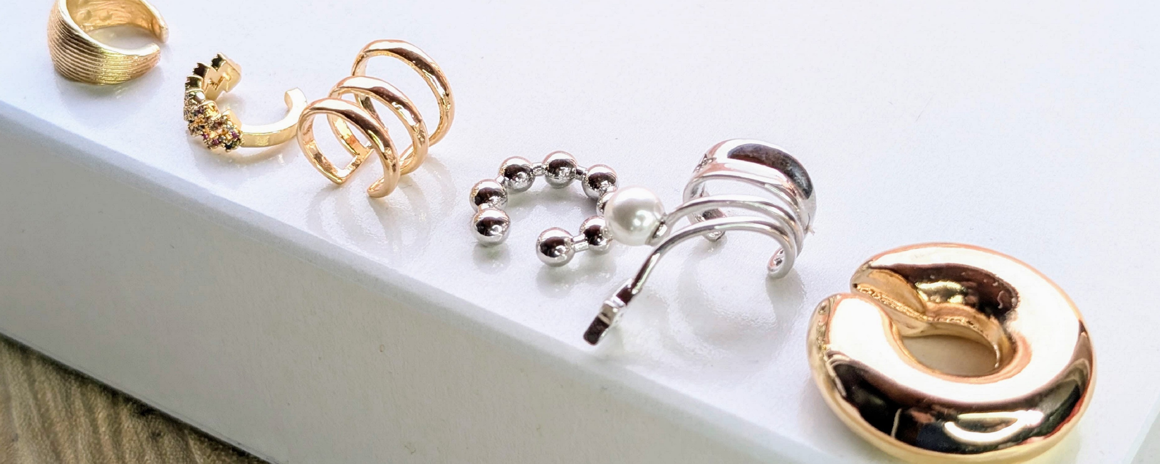 Earcuffs dorados y plateados