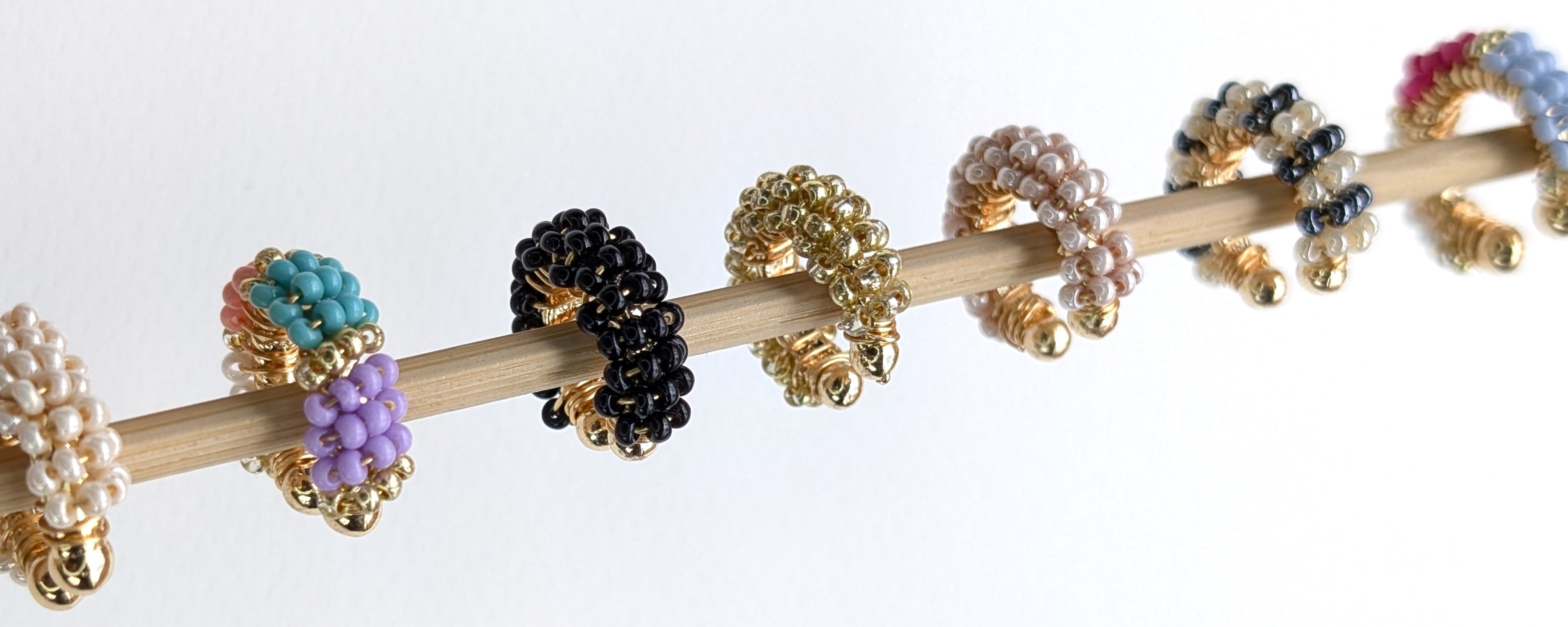 Earcuffs tejidos a mano con mostacilla.
